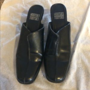 One black gently used ladies mid-heels shoes 👠